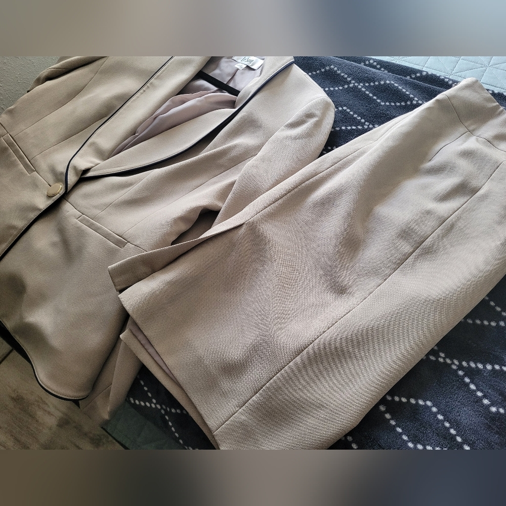 LeSuit Blazer and Skirt tan with navy Blue size 10 - Picture 8 of 16